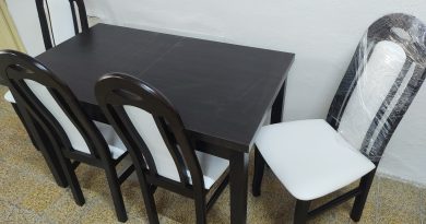 Rozkladací kuchynský stôl + 4 stoličky za 270,-€.
