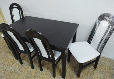 Rozkladací kuchynský stôl + 4 stoličky za 270,-€.