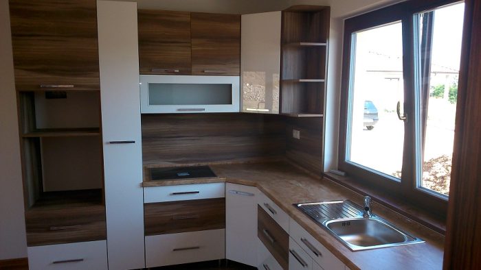 Moderná kuchyňa v prevedení dreva a lesku